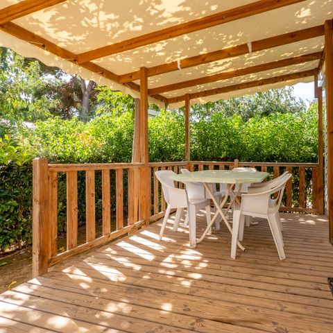 Mobilheim 4 Personen - Comfort | 2 Zimmer | Kapazität 4 Personen | Halb überdachte Terrasse | 1 Badezimmer | Klimaanlage