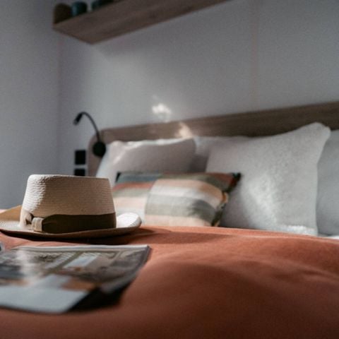 Mobilheim 4 Personen - Premium | 2 Zimmer | Kapazität 4 Personen | Lounge Terrasse | 1 Badezimmer | Klimaanlage