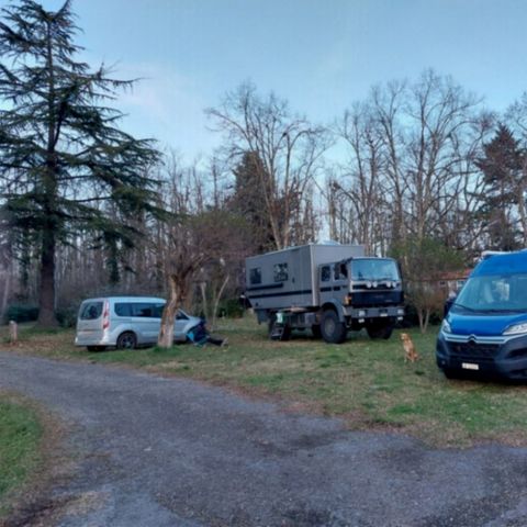 STAANPLAATS - Standplaats + 10 A elektriciteit + 1 voertuig + tent of caravan