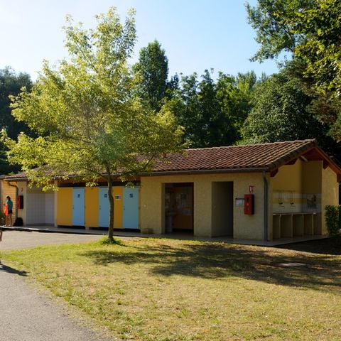 EMPLACEMENT - Emplacement + électricité 10 A + 1 véhicule + tente ou caravane