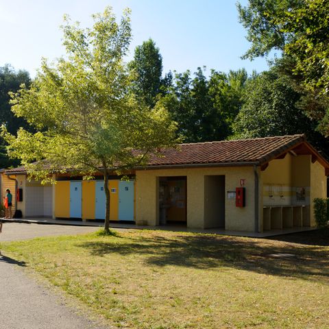 Kampeerplaats - Standplaats + 10 A elektriciteit + 1 voertuig + tent of caravan