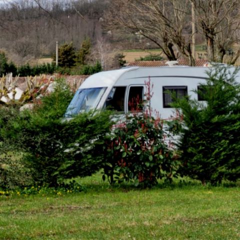 STAANPLAATS - Standplaats + 10 A elektriciteit + 1 voertuig + tent of caravan