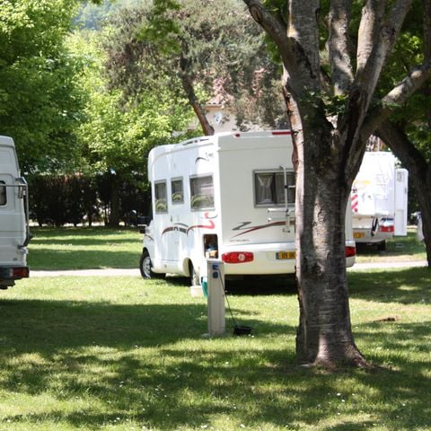 Kampeerplaats - Standplaats + 10 A elektriciteit + 1 voertuig + tent of caravan