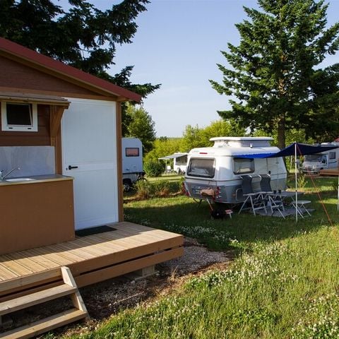 Kampeerplaats - Grand Confort kampeerplaats met privé sanitair