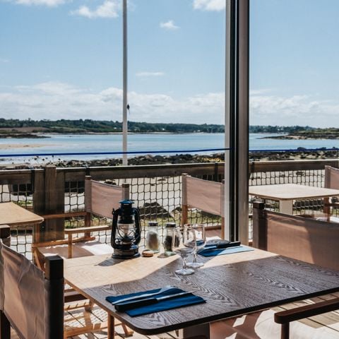 STAANPLAATS - Grote locatie aan het water