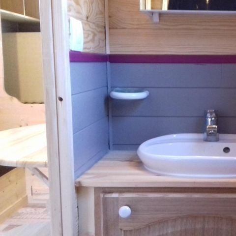 HÉBERGEMENT INSOLITE 2 personnes - Roulotte 11 m² - 1 chambre + terrasse 7 m² (Animaux interdits)