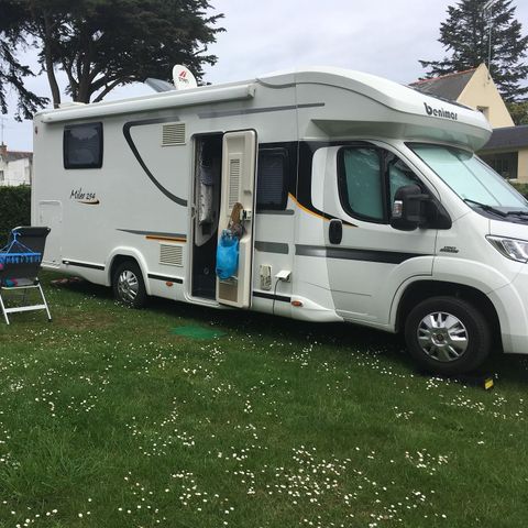 STAANPLAATS - 80-100m² met 6A elektriciteit