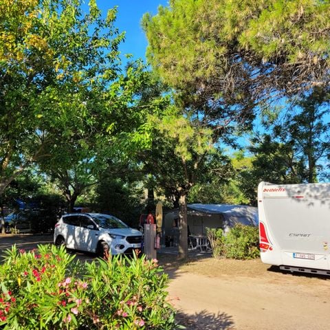 Stellplatz - Stellplatz Camping 2p + 1 Auto + Zelt oder Wohnwagen + Strom