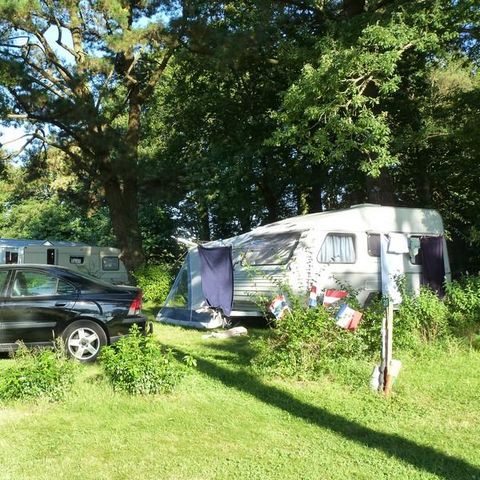 EMPLACEMENT - sans électricité (mini 120m²) : tente, camping-car ou caravane + 1 voiture