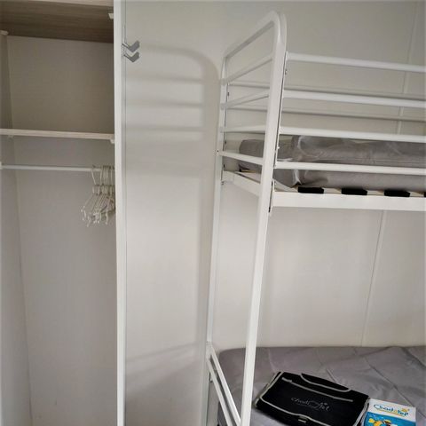 BUNGALOW 4 personnes - 2 chambres (sans sanitaires) 1 couple et 2 enfants de - 40 kgs