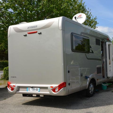 STAANPLAATS - Comfortpakket met elektriciteit voor auto + tent/caravan of camper met toegang tot het overdekte zwembad