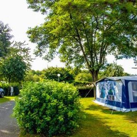 STAANPLAATS - Comfortpakket met elektriciteit voor auto + tent/caravan of camper met toegang tot het overdekte zwembad