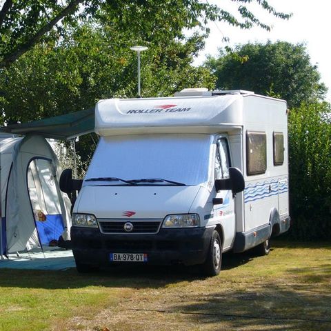 STAANPLAATS - Comfortpakket met elektriciteit voor auto + tent/caravan of camper met toegang tot het overdekte zwembad