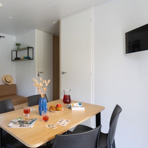 Stacaravan 4 personen - MH Confort - BED 160 - 2 slaapkamers - groot halfoverdekt terras