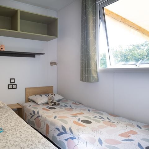 Stacaravan 4 personen - MH Confort - BED 160 - 2 slaapkamers - groot halfoverdekt terras