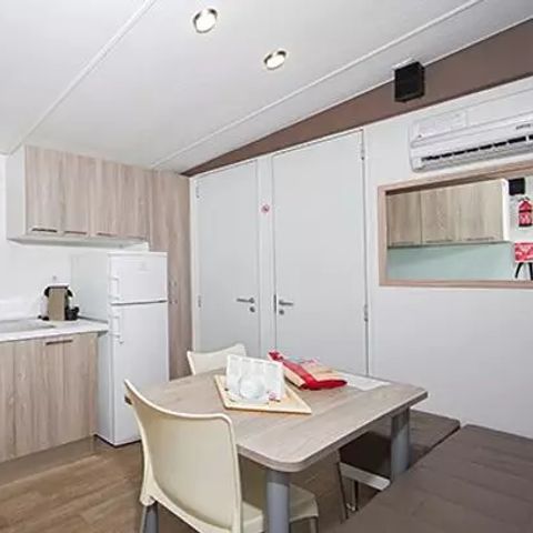 MOBILHOME 6 personnes - Comfort | 2 Chambres | Capacité 4-6 personnes | Terrasse semi couverte | 1 Salle de bain | Climatisation