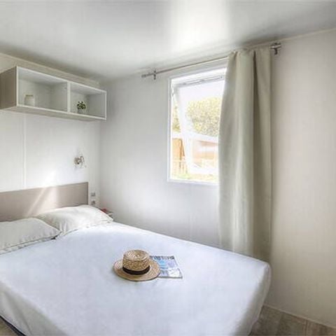 BUNGALOW 5 personnes - Premium | 2 Chambres | Capacité 5 personnes | Terrasse semi couverte | 2 Salles de bain | Climatisation | TV