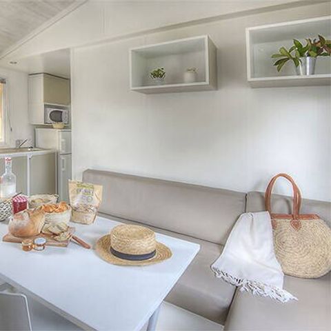 Stacaravan 5 personen - Premium | 2 slaapkamers | 5 slaapplaatsen | Halfoverdekt terras | 2 badkamers | Airconditioning | TV