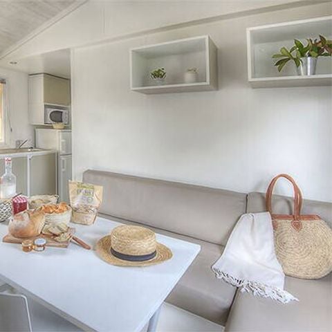 Mobilheim 5 Personen - Premium | 2 Zimmer | Kapazität 5 Personen | Halbüberdachte Terrasse | 2 Bäder | Klimaanlage | TV