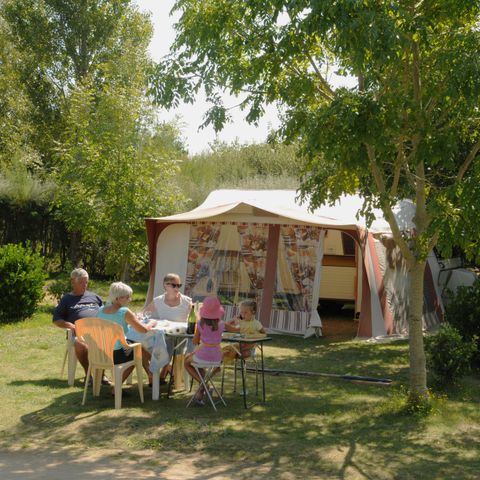 Parcela - Paquete confort (1 tienda, caravana o autocaravana / 1 coche / electricidad 10A)
