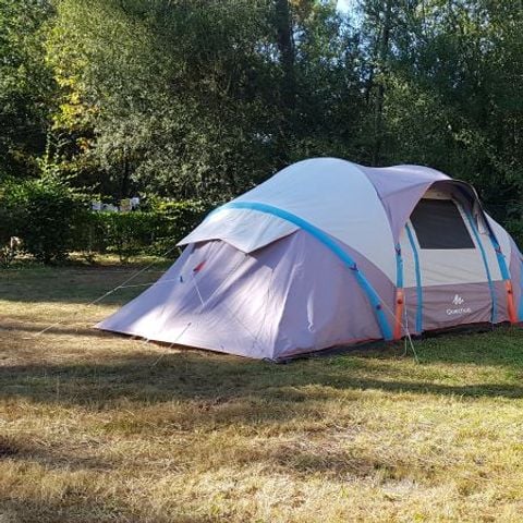 EMPLACEMENT - Forfait : Emplacement PREMIUM (structure bois 3,76m2 avec coin cuisine, frigo top et salle de bain privée) 