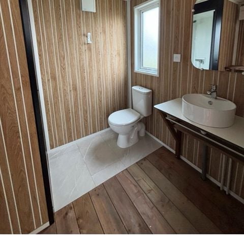 STAANPLAATS - Pakket: PREMIUM standplaats (houten structuur 3,76m2 met kitchenette, top koelkast en eigen badkamer)
