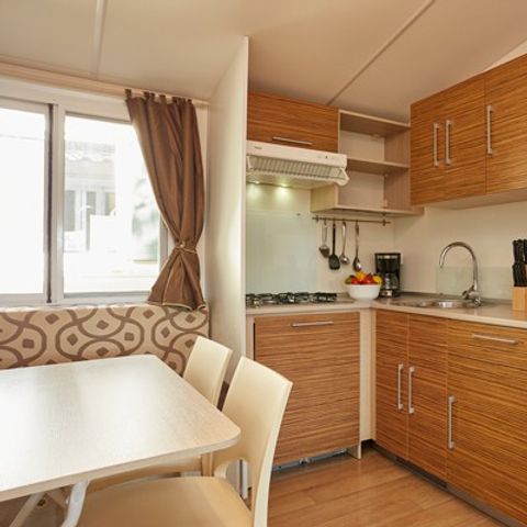 Stacaravan 4 personen - Klassiek XL | 2 slaapkamers | 4 pers | Verhoogd terras | 2 badkamers | Airconditioning | TV