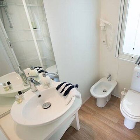 MOBILHOME 4 personnes - Mobil-home | Comfort | 2 Ch. | 4 Pers. | Terrasse surélevée | 2 SDB | Clim.