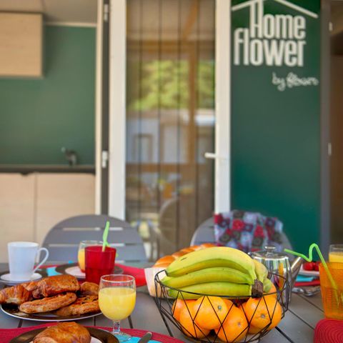 Stacaravan 4 personen - Homeflower Premium 29m² (2 kamers) + CLIM + halfoverdekt terras + TV + Bedlinnenpakket + handdoeken 4 pers.