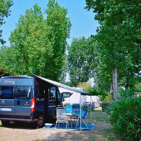Kampeerplaats - Comfort pakket (1 tent, caravan of camper / 1 auto / 10A elektriciteit) 2 pers.