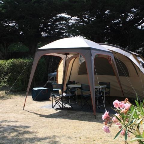 Pitch - Comfort package (1 tent, caravan or motor home / 1 car / 10A electricity) 2 pers.