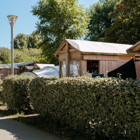 Kampeerplaats - Premium pakket: 10A kampeerplaats met Freecamp + elektriciteit voor 2/5 personen.