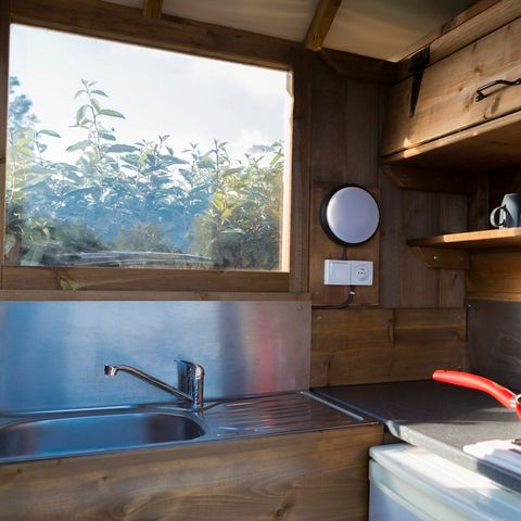 EMPLACEMENT - Forfait Premium : emplacement 10A équipé d'une Freecamp + électricité 2/5 pers.