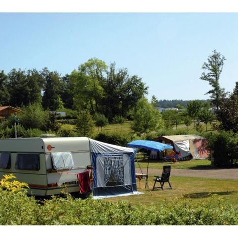 Kampeerplaats - Comfortpakket (1 tent, caravan of camper / 1 auto / elektriciteit)