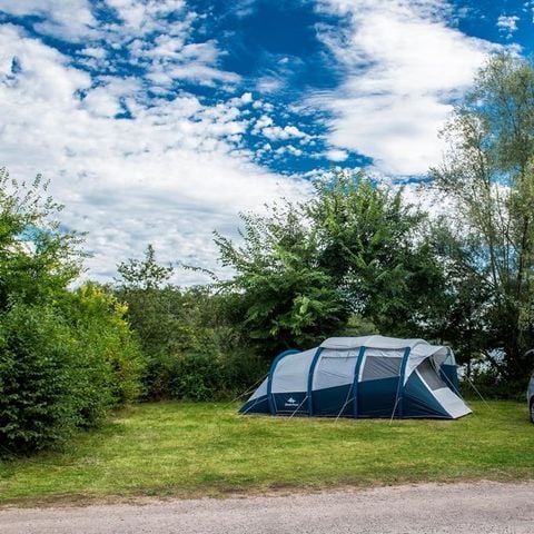 Kampeerplaats - Comfortpakket (1 tent, caravan of camper / 1 auto / elektriciteit)