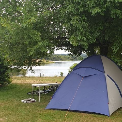 EMPLACEMENT - Forfait Privilège - Vue Lac (1 tente, caravane ou camping-car / 1 voiture / électricité)