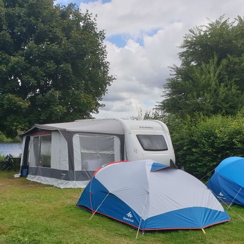 PARCELA - Paquete Privilegio - Vista al lago (1 tienda, caravana o autocaravana / 1 coche / electricidad)