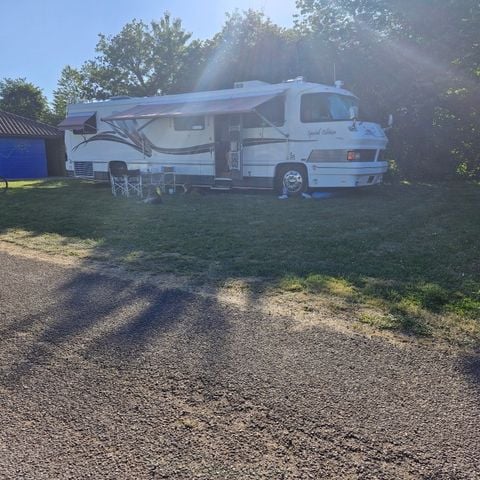 EMPLACEMENT - Forfait Privilège - Taille XXL (1 tente, caravane ou camping-car / 1 voiture / électricité)