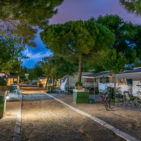 PIAZZOLA - SITO (auto + tenda/roulotte + elettricità 5A) 1/6 pers.