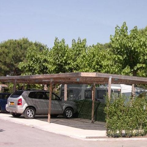 Kampeerplaats - SPACE PLUS (auto + tent/caravan + 5A elektriciteit + water + parkeerplaats) 1/6 pers
