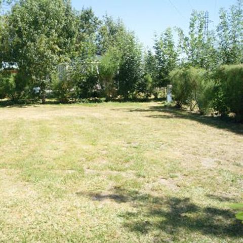 Stellplatz - Forfait Confort (1 Zelt, Wohnwagen oder Wohnmobil / 1 Auto / Strom 10A)