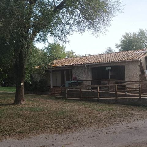 PARCELA - Paquete confort (1 tienda, caravana o autocaravana / 1 coche / electricidad 10A) + conexión de agua