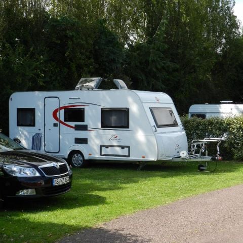 STAANPLAATS - Standplaatspakket: auto + tent/caravan of camper