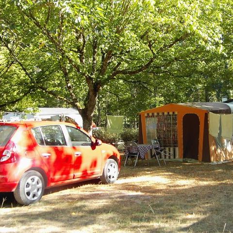 STAANPLAATS - Comfortpakket (2 personen / 1 tent of caravan + 1 auto, of 1 camper / 10A elektriciteit)