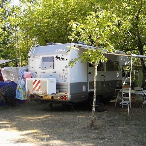 STAANPLAATS - Comfortpakket (2 personen / 1 tent of caravan + 1 auto, of 1 camper / 10A elektriciteit)