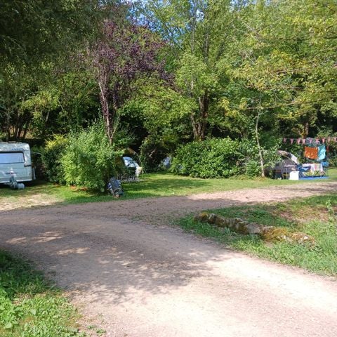 EMPLACEMENT - Emplacement PLUS: 1 camping-car ou 1 caravane avec électricité