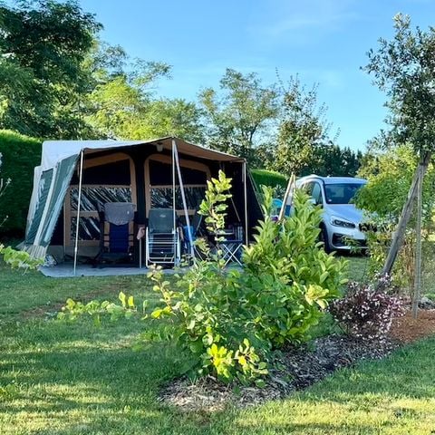 EMPLACEMENT - Emplacement de camping PREMIUM en prairie (avec elec.)