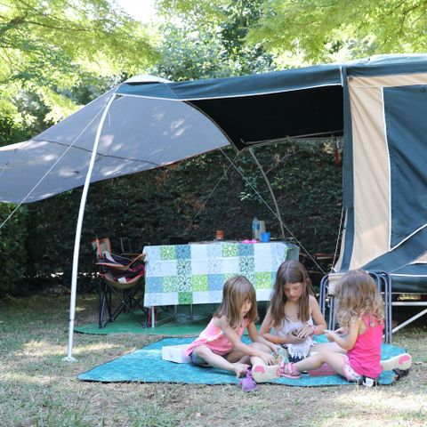 PIAZZOLA - Pacchetto Privilege (1 tenda, roulotte o camper / 1 auto / elettricità 10A) da 130 a 150 m².