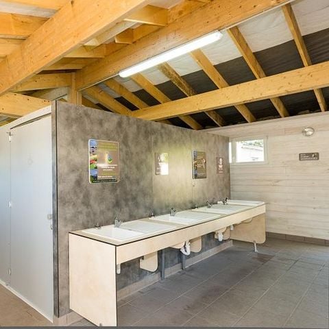 EMPLACEMENT - Forfait : 1 véhicule, tente ou caravane, électricité