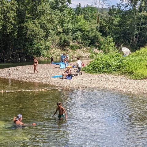 PARCELA - FRENTE AL RÍO / CONVENIENCE SITE / 2 pers + TIENDA o CARAVANA + ELECTRICIDAD + vehículo